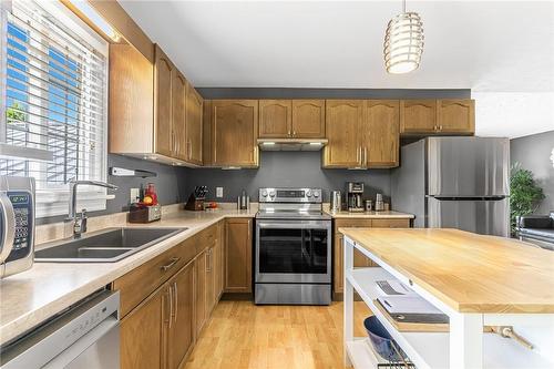 476 Crescent Road, Fort Erie, ON - Indoor Photo Showing Kitchen With Double Sink