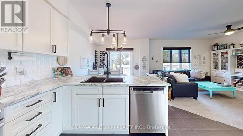 20 Carleton Trail, New Tecumseth, ON - Indoor Photo Showing Kitchen With Double Sink With Upgraded Kitchen