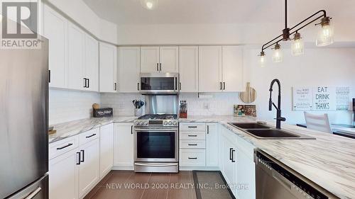 20 Carleton Trail, New Tecumseth, ON - Indoor Photo Showing Kitchen With Double Sink With Upgraded Kitchen