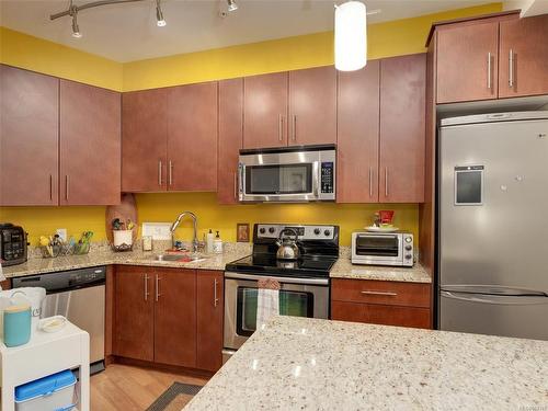 105-21 Conard St, View Royal, BC - Indoor Photo Showing Kitchen