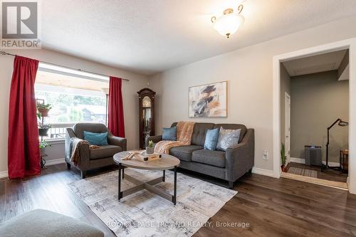 110 Beechbank Crescent, London, ON - Indoor Photo Showing Living Room