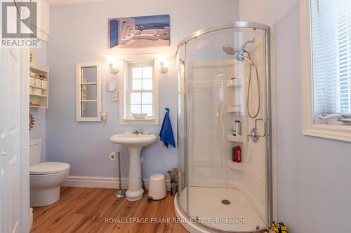 209 Meadowview Road, Kawartha Lakes, ON - Indoor Photo Showing Bathroom