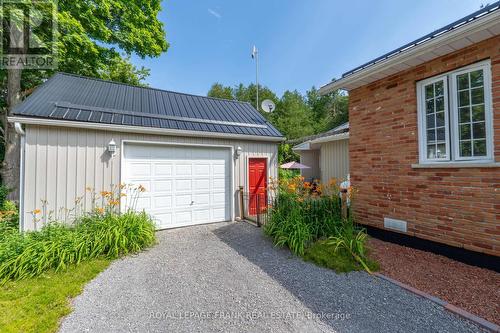 209 Meadowview Road, Kawartha Lakes, ON - Outdoor With Exterior
