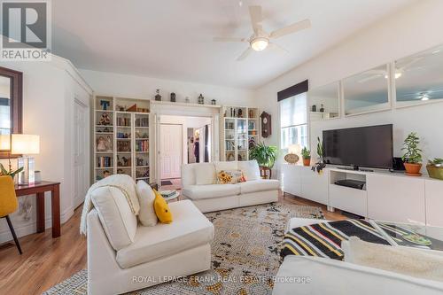 209 Meadowview Road, Kawartha Lakes, ON - Indoor Photo Showing Living Room