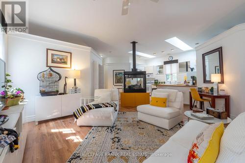 209 Meadowview Road, Kawartha Lakes, ON - Indoor Photo Showing Living Room