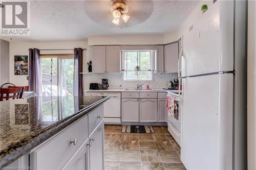 2755 3Rd Avenue E, Owen Sound, ON - Indoor Photo Showing Kitchen