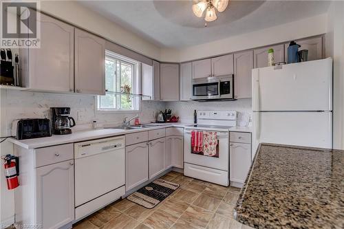 2755 3Rd Avenue E, Owen Sound, ON - Indoor Photo Showing Kitchen With Double Sink