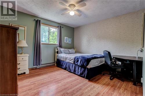 2755 3Rd Avenue E, Owen Sound, ON - Indoor Photo Showing Bedroom