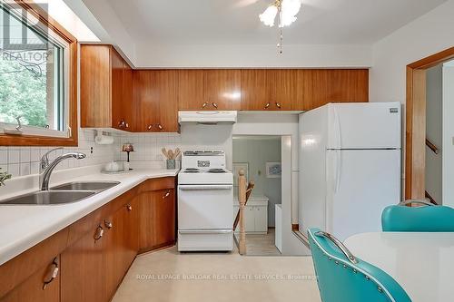 368 East Side Crescent, Burlington, ON - Indoor Photo Showing Kitchen With Double Sink