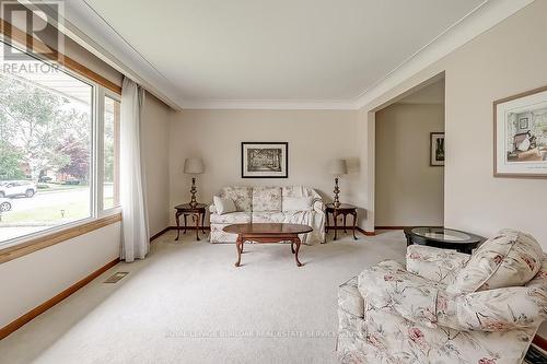 368 East Side Crescent, Burlington, ON - Indoor Photo Showing Living Room