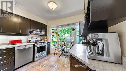 1854 Hyde Mill Crescent, Mississauga, ON - Indoor Photo Showing Kitchen