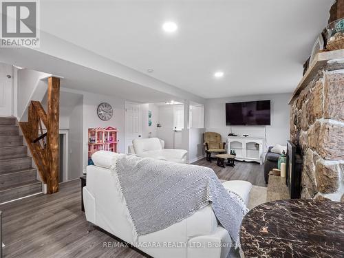 3327 Cattell Drive, Niagara Falls, ON - Indoor Photo Showing Living Room