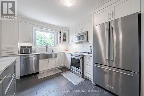 34 Regis Court, Hamilton, ON - Indoor Photo Showing Kitchen With Stainless Steel Kitchen