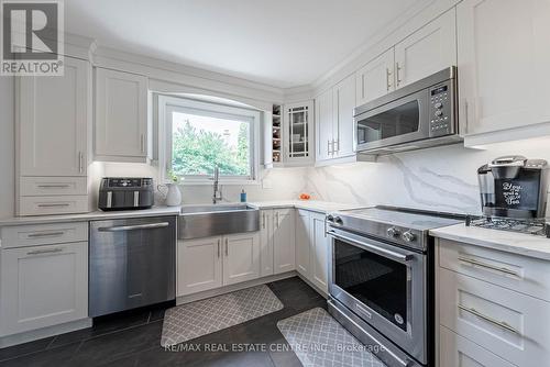 34 Regis Court, Hamilton, ON - Indoor Photo Showing Kitchen With Stainless Steel Kitchen With Upgraded Kitchen