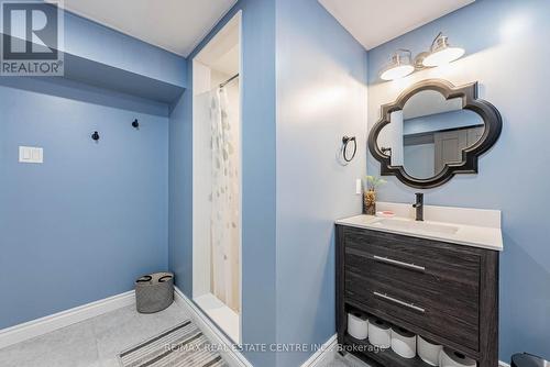 34 Regis Court, Hamilton, ON - Indoor Photo Showing Bathroom