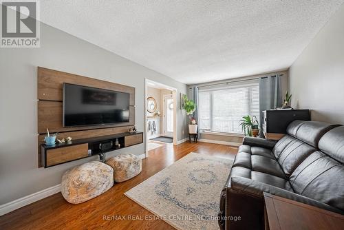 34 Regis Court, Hamilton, ON - Indoor Photo Showing Living Room