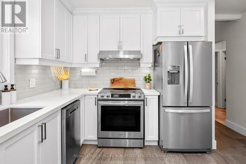 131 Rodgers Road, Hamilton, ON - Indoor Photo Showing Kitchen With Upgraded Kitchen