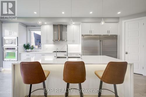 3221 Daisy Way, Oakville, ON - Indoor Photo Showing Kitchen With Upgraded Kitchen