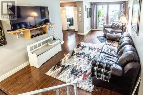 124 - 2095 Roche Court, Mississauga (Sheridan), ON - Indoor Photo Showing Living Room