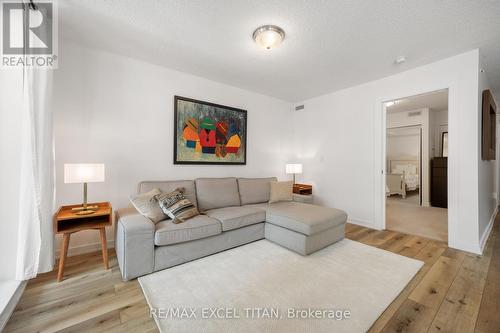 425 - 36 Via Bagnato Boulevard, Toronto, ON - Indoor Photo Showing Living Room
