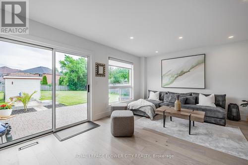 7224 Visor Gate, Mississauga, ON - Indoor Photo Showing Living Room