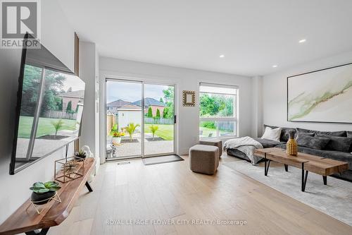 7224 Visor Gate, Mississauga, ON - Indoor Photo Showing Living Room