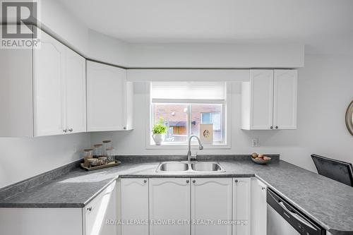 7224 Visor Gate, Mississauga, ON - Indoor Photo Showing Kitchen With Double Sink