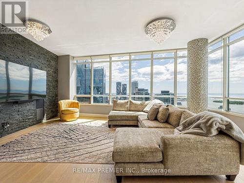 5104 - 65 Bremner Boulevard, Toronto, ON - Indoor Photo Showing Living Room