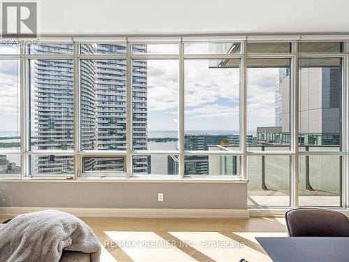 5104 - 65 Bremner Boulevard, Toronto, ON - Indoor Photo Showing Living Room