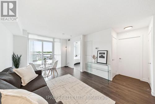 513 - 8 Trent Avenue, Toronto, ON - Indoor Photo Showing Living Room