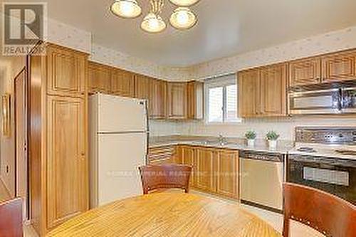 33 Longbow Square, Toronto, ON - Indoor Photo Showing Kitchen