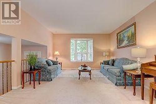 33 Longbow Square, Toronto, ON - Indoor Photo Showing Living Room