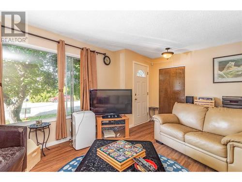 975 Mitchell Road, Kelowna, BC - Indoor Photo Showing Living Room