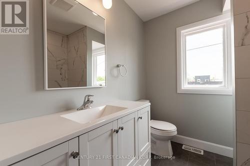 62 Sackville Street, London, ON - Indoor Photo Showing Bathroom