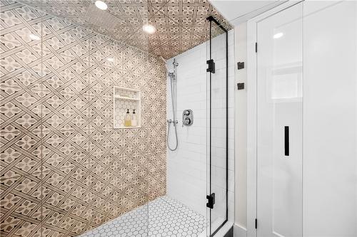 131 Rodgers Road, Hamilton, ON - Indoor Photo Showing Bathroom