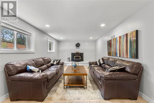 10354 Lonsdale, Windsor, ON - Indoor Photo Showing Living Room