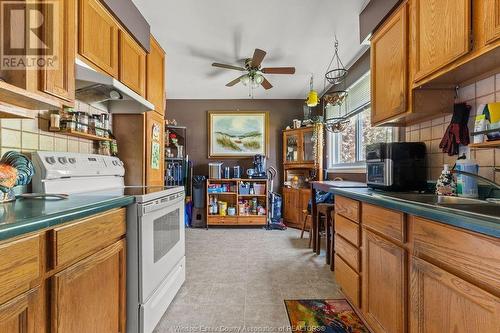 7853 Hawthorne, Windsor, ON - Indoor Photo Showing Kitchen