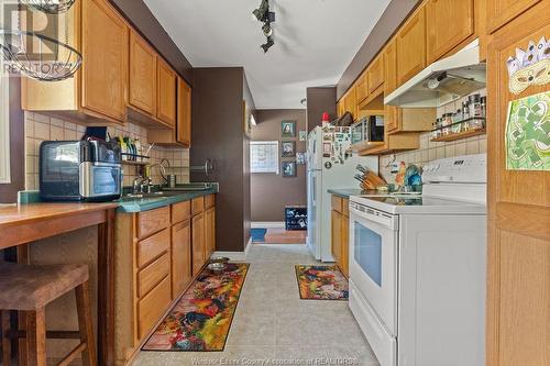 7853 Hawthorne, Windsor, ON - Indoor Photo Showing Kitchen