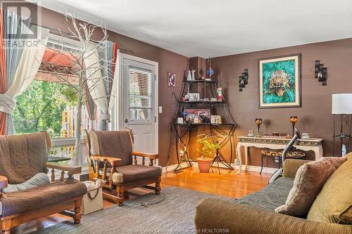 7853 Hawthorne, Windsor, ON - Indoor Photo Showing Living Room