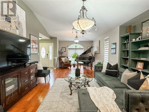 1601 Katella, Windsor, ON - Indoor Photo Showing Living Room