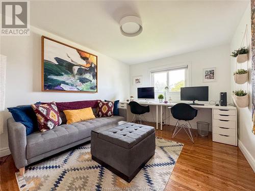 8235 Riverside Drive East, Windsor, ON - Indoor Photo Showing Living Room