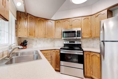 2025 Cleaver Avenue|Unit #25, Burlington, ON - Indoor Photo Showing Kitchen With Double Sink