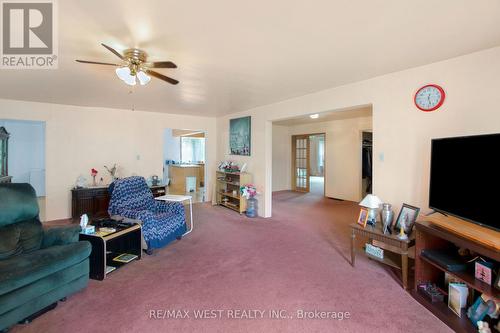 2075 Fish Lake Road, Prince Edward County (Sophiasburgh), ON - Indoor Photo Showing Living Room