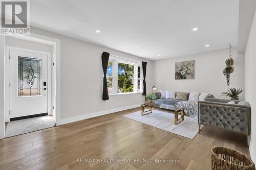 1 Athens Street, Hamilton, ON - Indoor Photo Showing Living Room