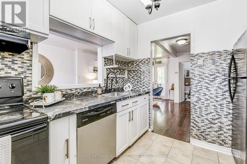 813 - 22 Tandridge Crescent, Toronto, ON - Indoor Photo Showing Kitchen