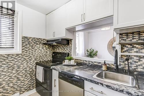 813 - 22 Tandridge Crescent, Toronto, ON - Indoor Photo Showing Kitchen