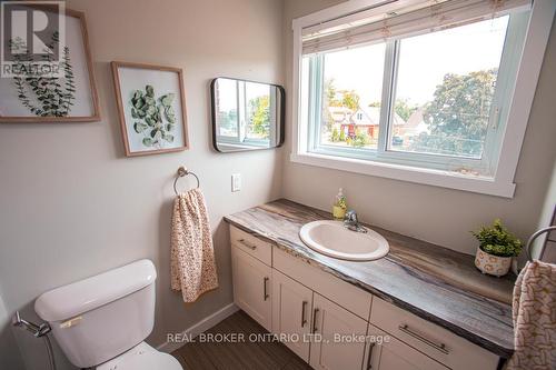 B - 489 East Avenue, Kitchener, ON - Indoor Photo Showing Bathroom