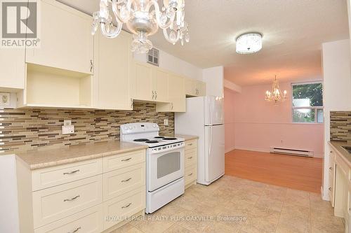 102 - 700 Dynes Road, Burlington, ON - Indoor Photo Showing Kitchen