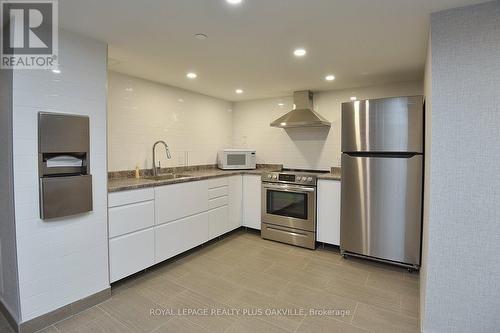 102 - 700 Dynes Road, Burlington, ON - Indoor Photo Showing Kitchen With Upgraded Kitchen