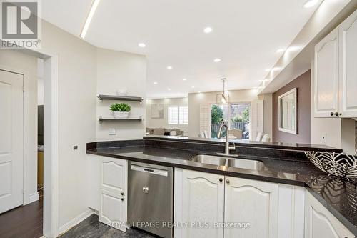 3965 Coachman Circle, Mississauga, ON - Indoor Photo Showing Kitchen With Double Sink